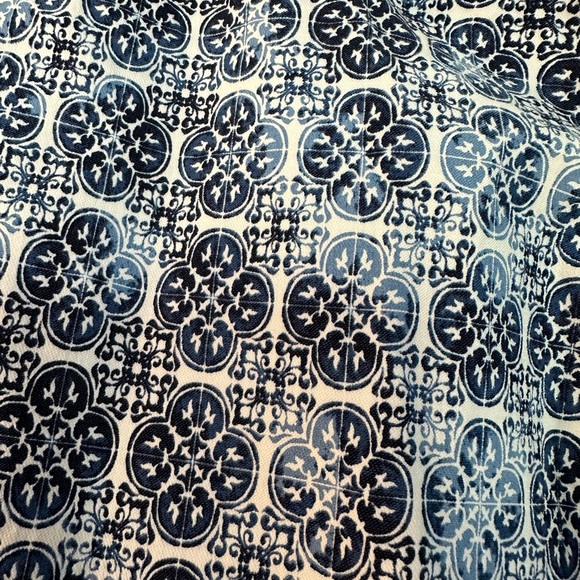 Alex and Olivia Pull on Size 10 Blue and White Geometric Print Capris - Picture 5 of 6